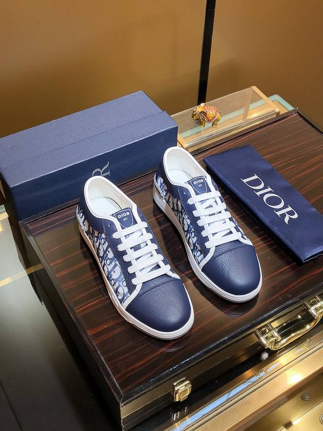 商品名称：Dior 迪奥 正规码数: 38-44 休闲鞋 商品材料：精选 牛皮鞋面，柔软羊皮内里；原厂大底。